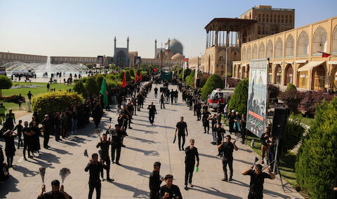 رنگ آب حوض میدان امام(ره) قرمز می‌شود