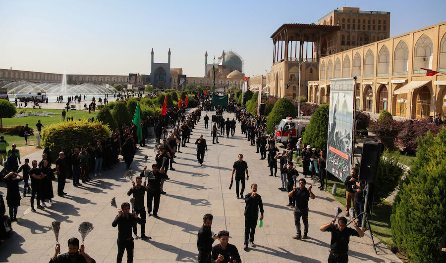 رنگ آب حوض میدان امام(ره) قرمز می‌شود