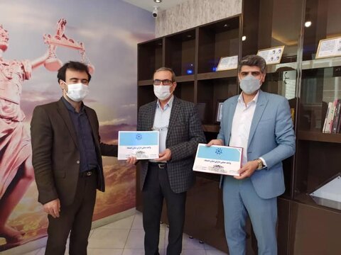 اعطای نشان اعتماد به واحدهای صنفی اصفهان در راستای شعار سال