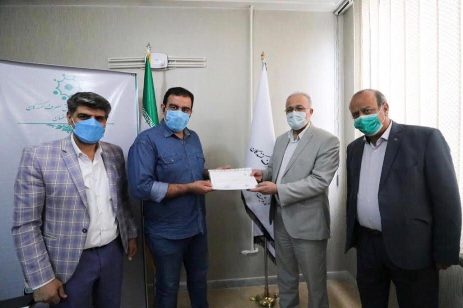 اهداء نشان و گواهی نامه نشان اعتماد به واحدهای صنفی اتحادیه صنایع دستی شهرستان  اصفهان
