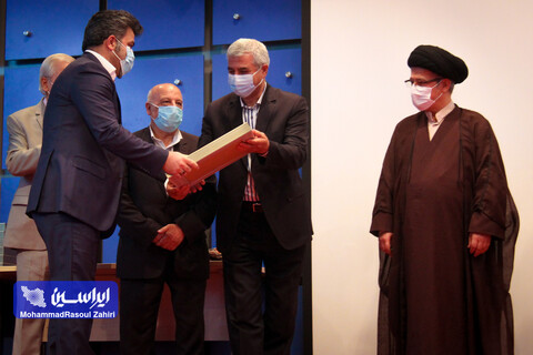 اهدای جایزه مسئولیت اجتماعی (کرونا) و انتشارات به روابط عمومی فولاد هرمزگان