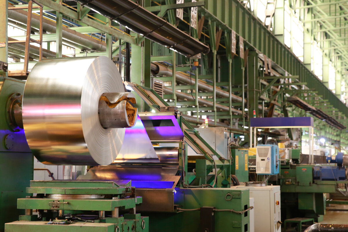 رشد منفی ۱۱ درصدی در تولید مقاطع تخت فولادی/ تبعات قطعی برق شرکت‌های فولادی