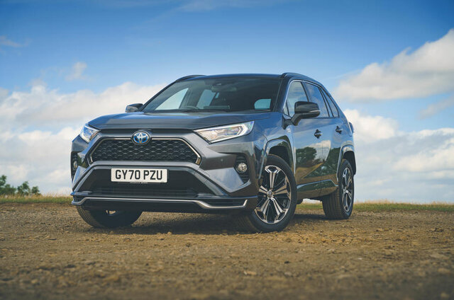 تا  پایان امسال یک میلیارد دلار خودروی خارجی وارد می‌کنیم