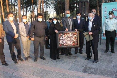 تجلیل از خانواده ۵ شهید به مناسبت هفته تربیت‌بدنی و ورزش