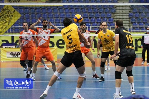 طلایی‌پوشان به صدر چسبیده‌اند/ فولاد مبارکه سپاهان ۳ – لبنیات هراز آمل ۱