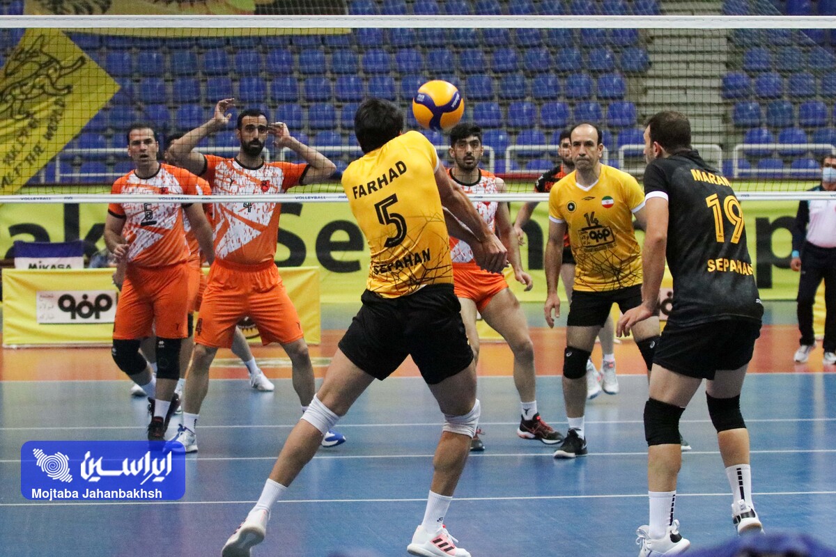 طلایی‌پوشان به صدر چسبیده‌اند/ فولاد مبارکه سپاهان ۳ – لبنیات هراز آمل ۱