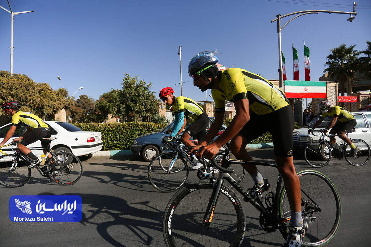 پیراهن طلایی تور ارس بر تن دورچرخه‌سوار سپاهان