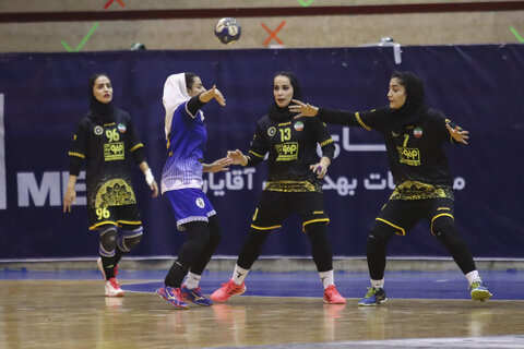 دختران طلایی‌پوش صدرنشین ماندند