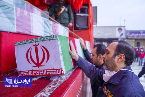 وداع مدیران و کارکنان شرکت فولاد مبارکه با پیکر مطهر ۱۲ شهید تازه‌تفحص‌شده دوران دفاع مقدس