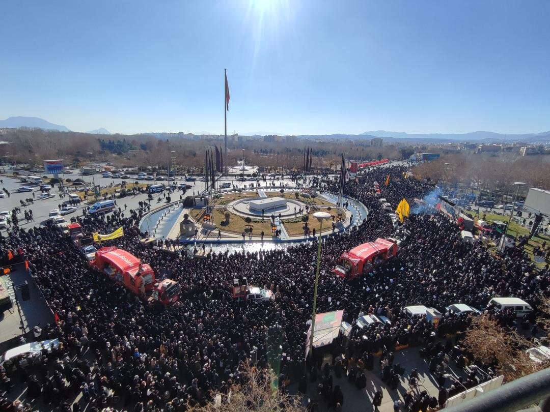 ۲۱ شهید گمنام در دستان اصفهانی‌ها تشییع شدند