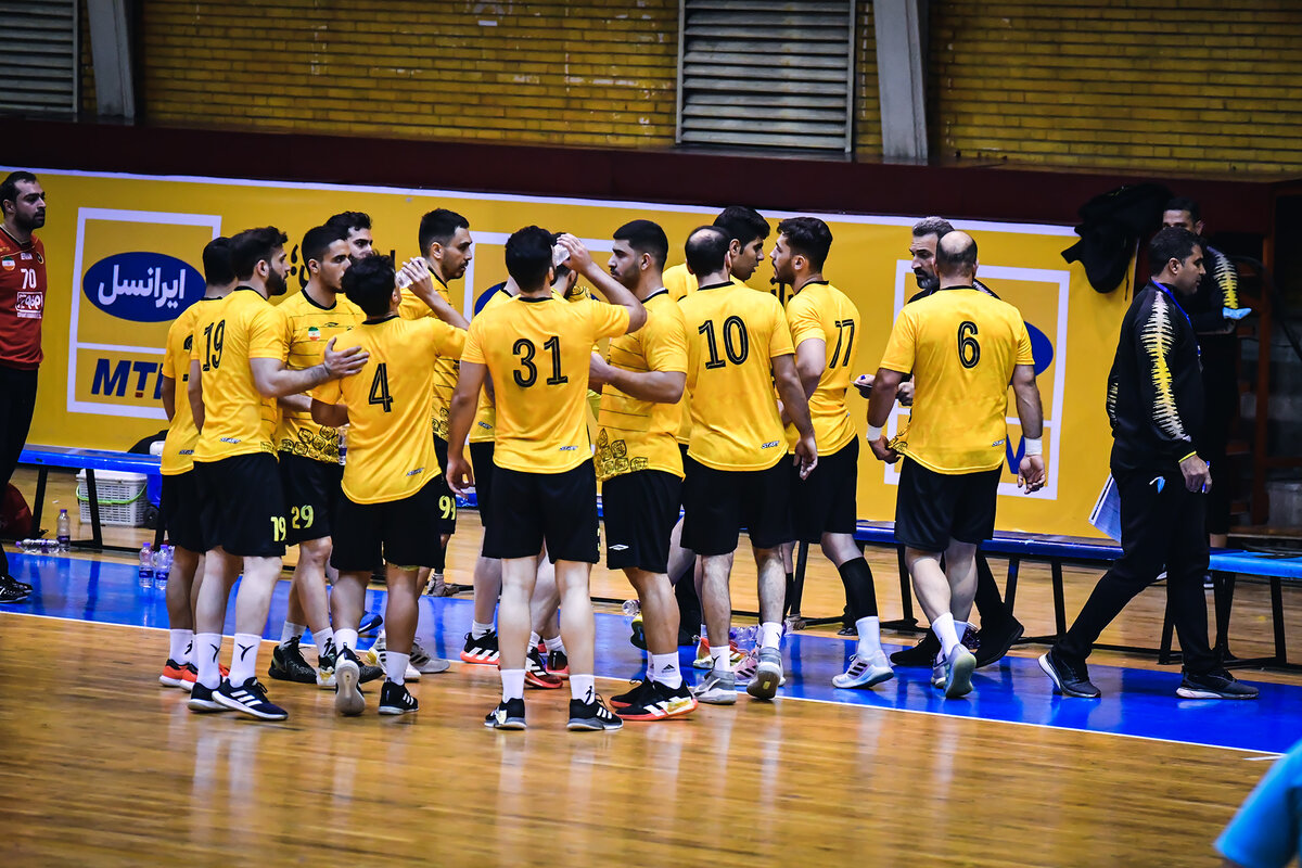 برتری طلایی پوشان برابر پاس 