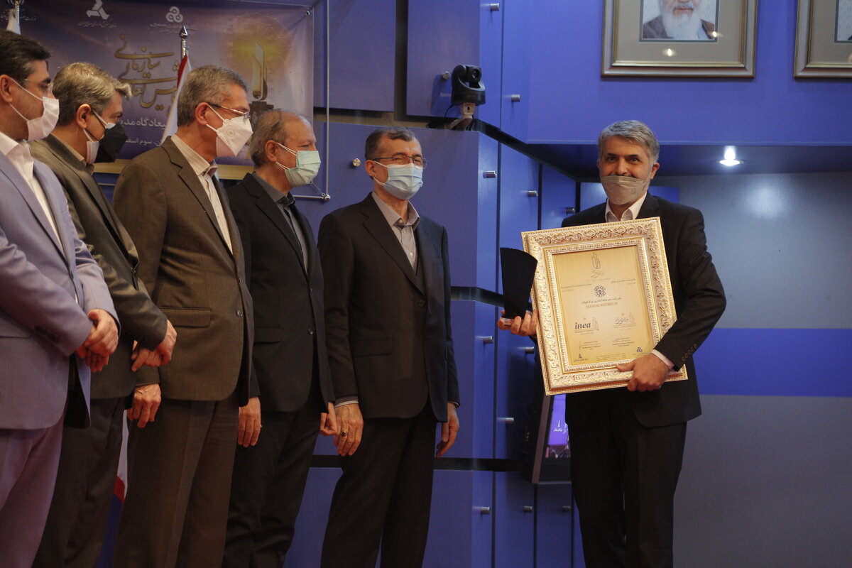 اهدای تقدیرنامه یک ستاره تعالی سازمانی به شرکت سرمایه‌گذاری توکافولاد