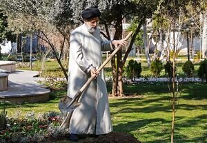 کاشت نهال توسط آیت‌الله رئیسی در روز درختکاری