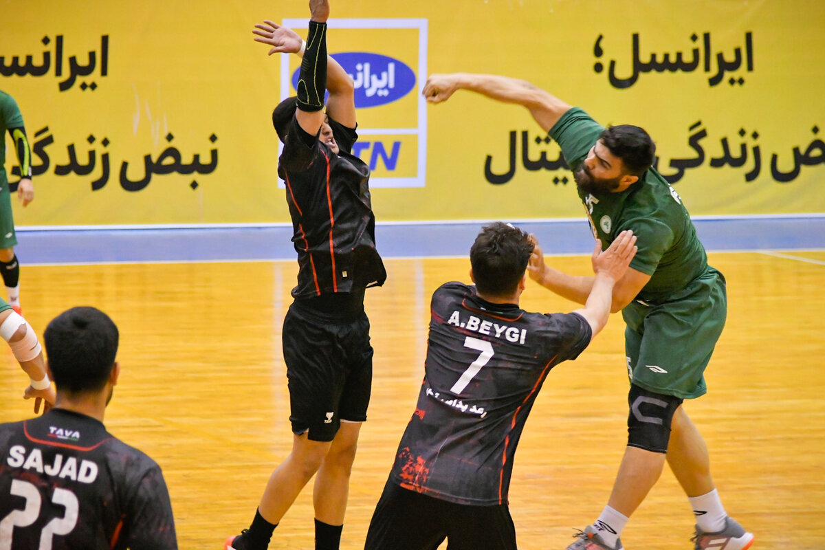 پیروزی ذوب آهن مقابل رعد پدافند آمل 