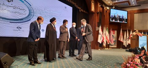 اعطای نشان لیاقت مدیریت ایران به مدیرعامل گروه سرمایه‌گذاری توکافولاد