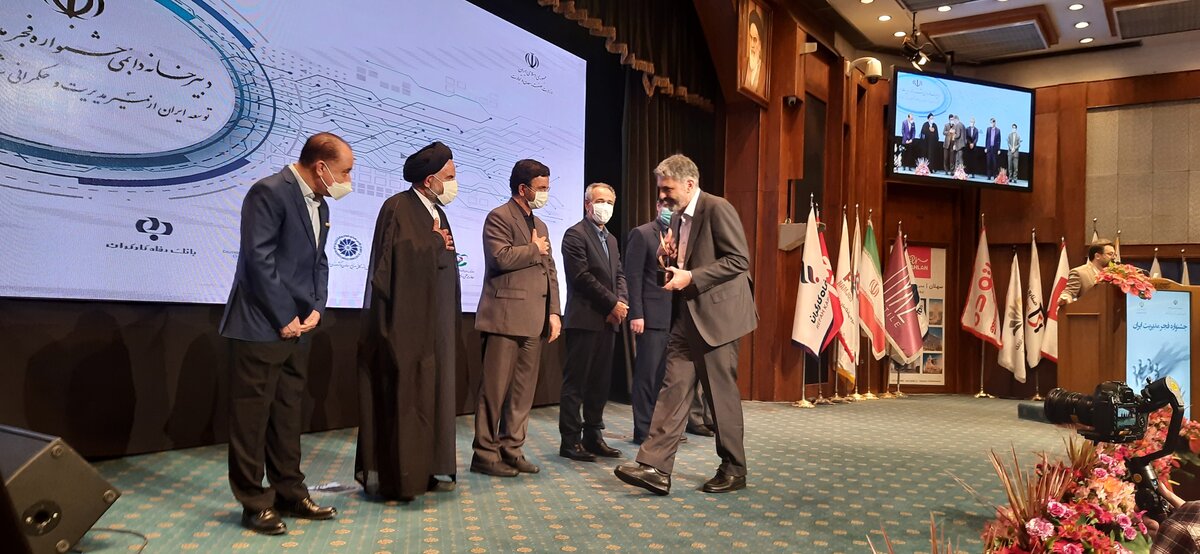 اعطای نشان لیاقت مدیریت ایران به مدیرعامل گروه سرمایه‌گذاری توکافولاد