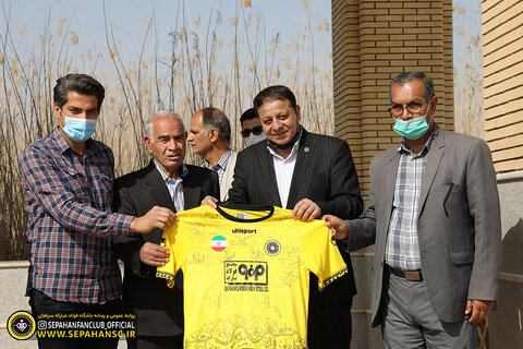 ادای احترام اعضای باشگاه سپاهان به شهدای عملیات کربلای ۴