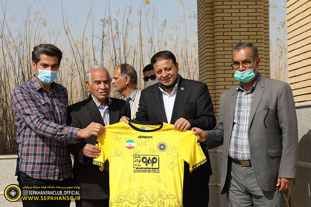 ادای احترام اعضای باشگاه سپاهان به شهدای عملیات کربلای ۴