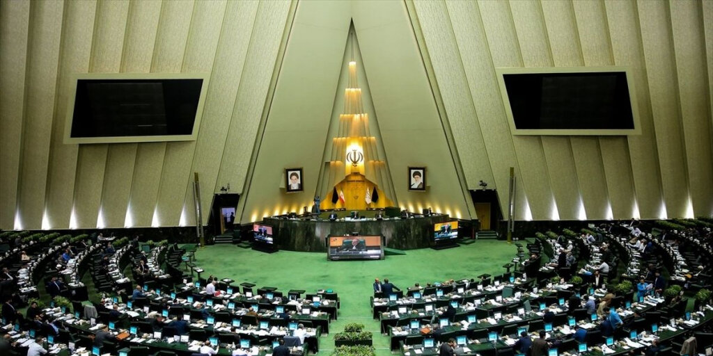 مجلس کاهش حقوق گمرکی مواد اولیه و ماشین‌آلات را به تاخیر انداخت 