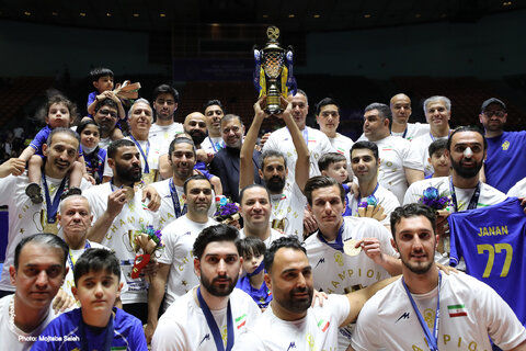 اهدای جام قهرمانی پیکان به موزه آستان قدس رضوی