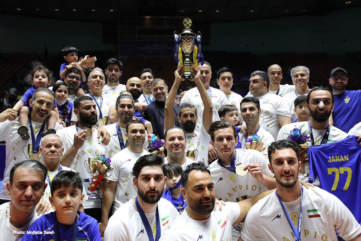 اهدای جام قهرمانی پیکان به موزه آستان قدس رضوی