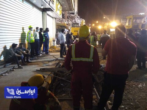 عملیات آواربرداری در ساختمان مترو پل