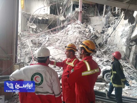 عملیات آواربرداری در ساختمان مترو پل