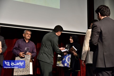 آیین رونمایی از مستند «ایستاده در افق» و کتاب «زمان بیست»