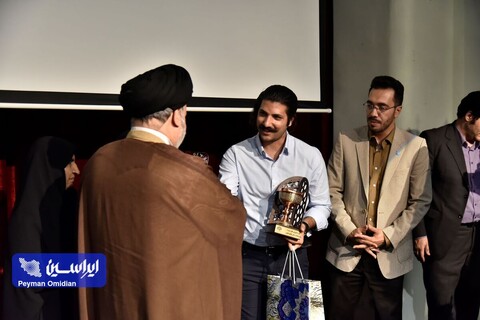 آیین رونمایی از مستند «ایستاده در افق» و کتاب «زمان بیست»