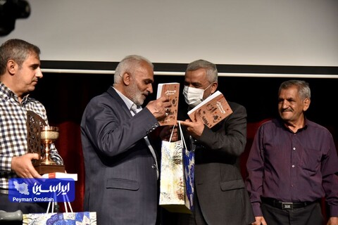 آیین رونمایی از مستند «ایستاده در افق» و کتاب «زمان بیست»