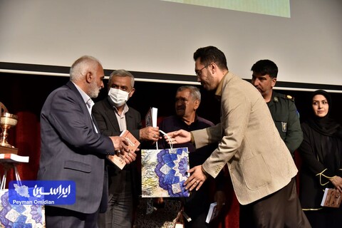 آیین رونمایی از مستند «ایستاده در افق» و کتاب «زمان بیست»