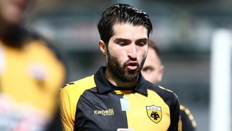 انصاری‌فرد روبه‌روی دروازه خروج آتن