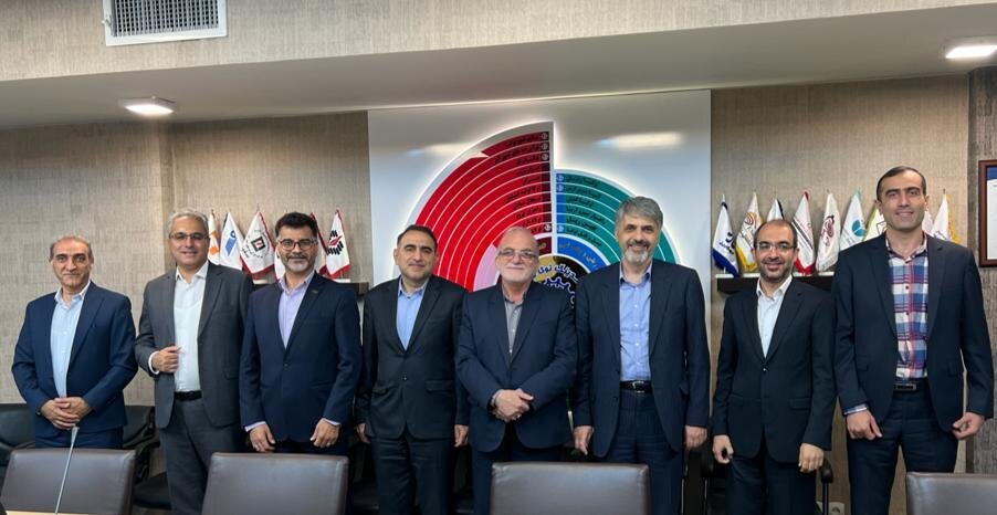 بازدید مشاور وزیر اقتصاد و دارایی از شرکت توکا فولاد 