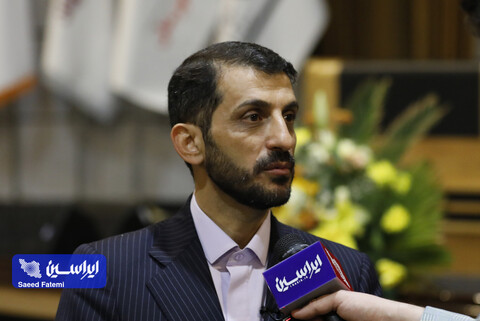 عنوان «مرد سال فولاد ایران» را به دستان پینه‌بسته کارگران فولاد مبارکه تقدیم می‌کنم