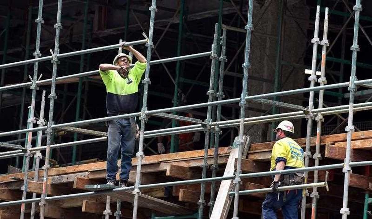 دست تامین اجتماعی برای بیمه کارگران ساختمانی با مصوبه مجلس باز شد/ حذف سهمیه‌بندی‌ها