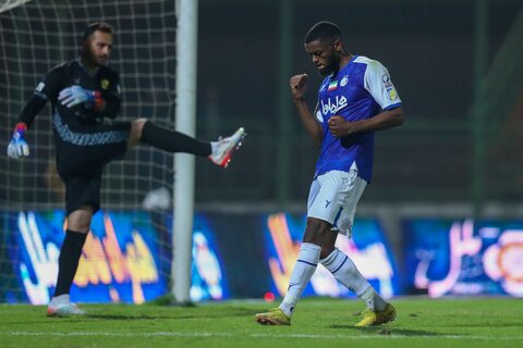 استقلال هم‌امتیاز پرسپولیس صدرنشین شد