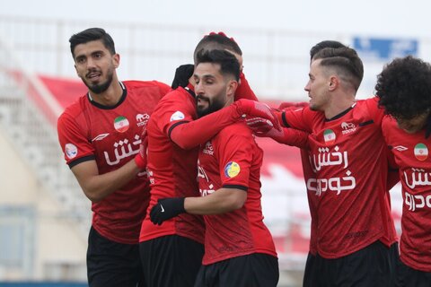 شکست استقلال در تبریز/ سپاهان تیم دوم نیم‌فصل شد