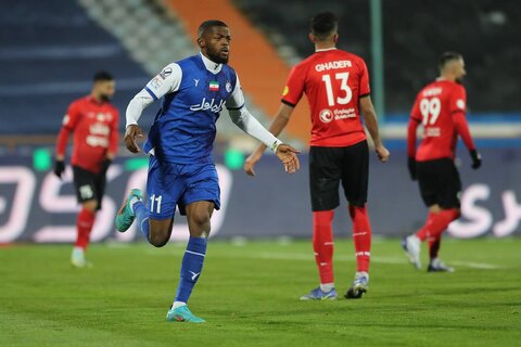 استقلال در دیداری جنجالی تراکتور را حذف کرد