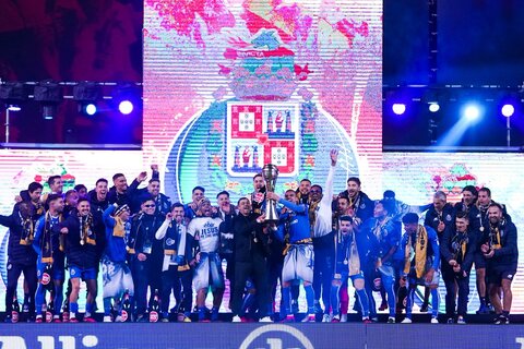 اولین قهرمانی فصل برای طارمی و رفقا