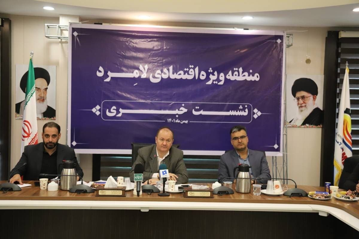 امضای ۴ قرارداد سرمایه گذاری در حوزه های فولاد و پتروشیمی در لامرد