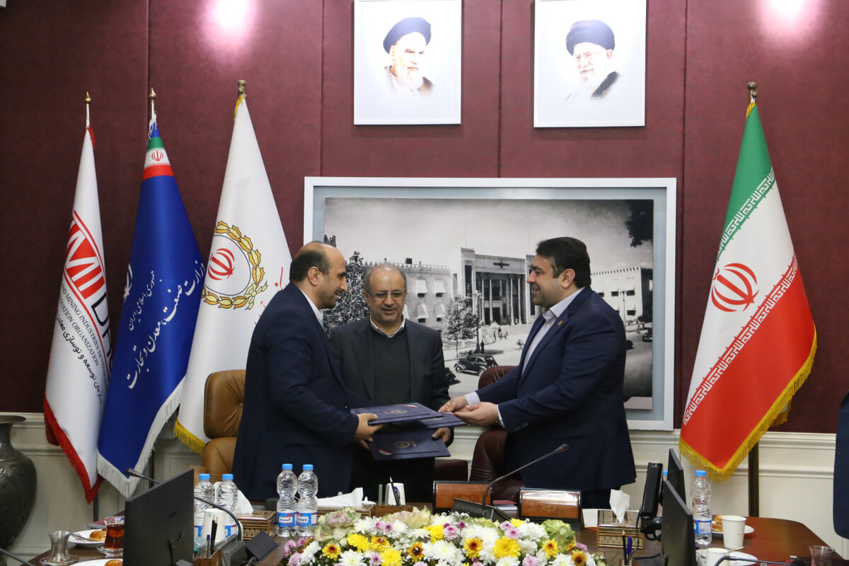 امضای دو تفاهمنامه همکاری وزارت صمت و ایمیدرو با بانک ملی برای توسعه و اشتغال