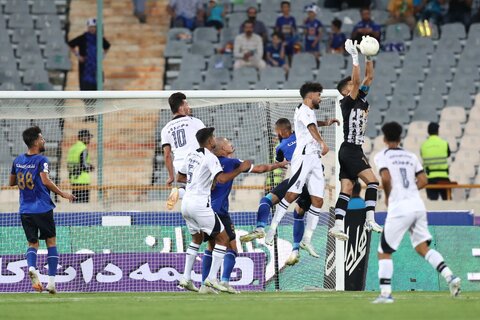 تعویق دیدار پیکان - استقلال به دلیل بارش برف