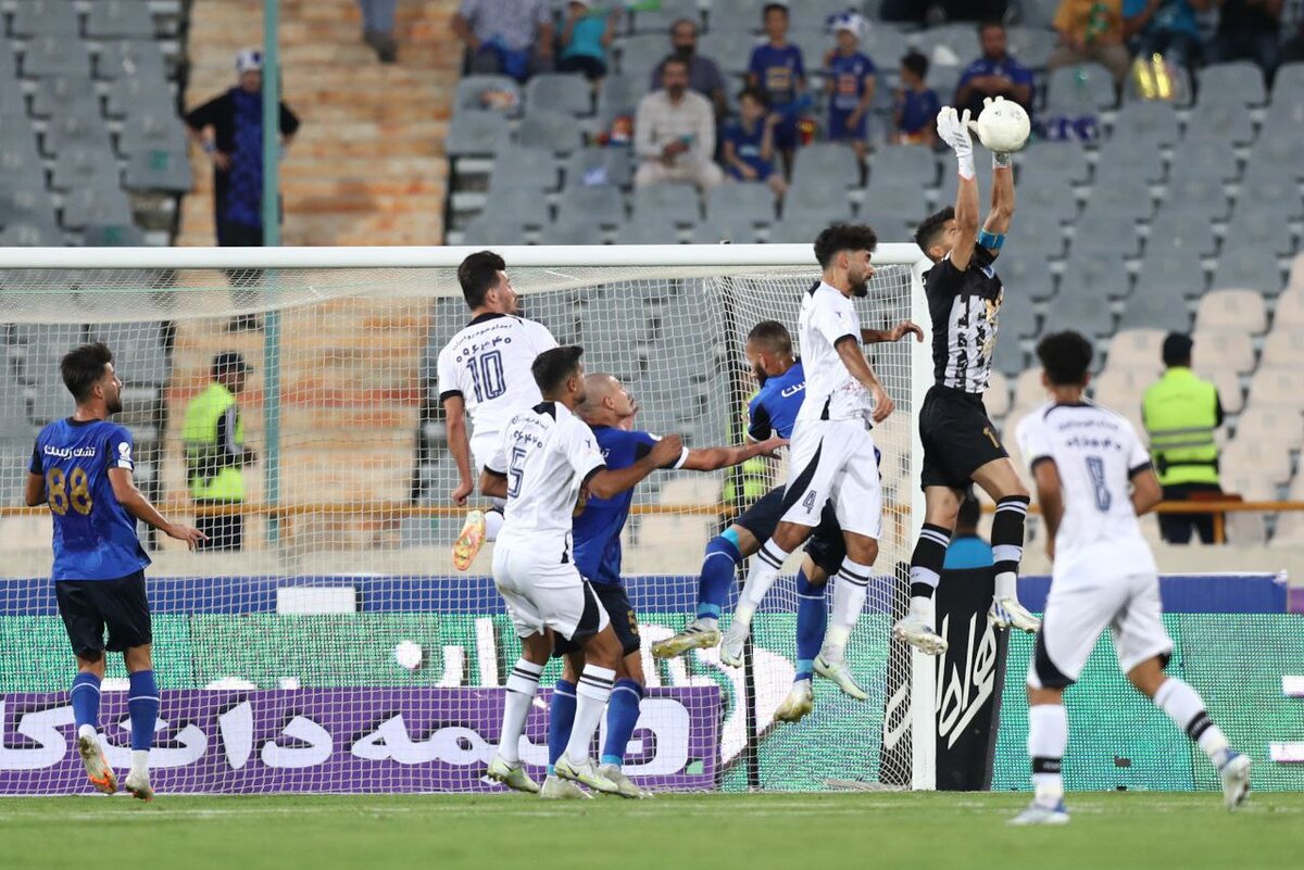 تعویق دیدار پیکان - استقلال به دلیل بارش برف