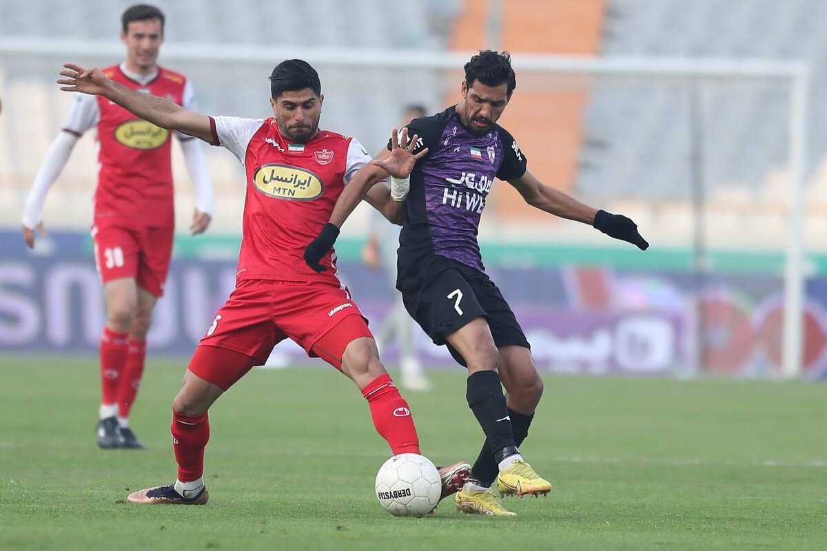 شکست پرسپولیس، سپاهان را در صدر نگه داشت