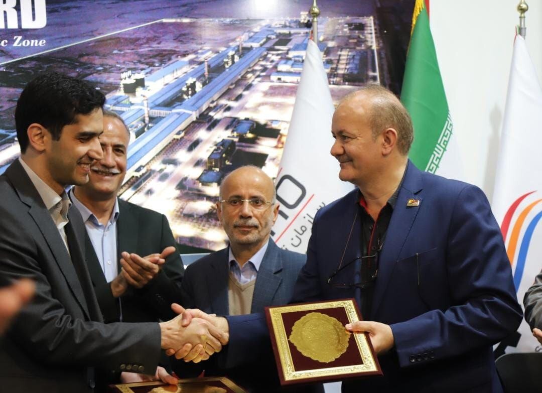  رونمایی از تفاهم نامه دو طرح پتروشیمی عظیم در منطقه ویژه اقتصادی لامرد 