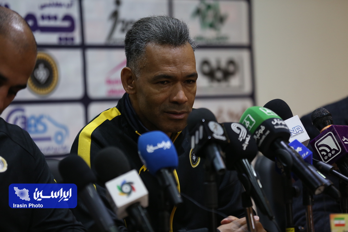 سرمربی سپاهان فاش کرد: به من پیشنهاد تمدید قرارداد داده‌اند