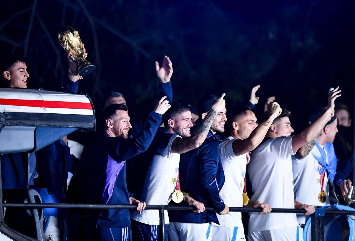 تصویری از هدیه لوکس لیونل مسی به هم‌تیمی‌هایش