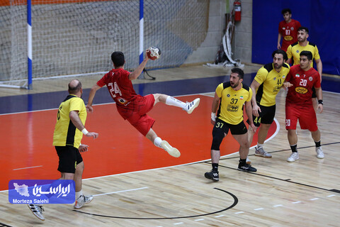 تصاویری از دیدار دوستانه هندبال بزرگسالان سپاهان و تیم ملی نوجوانان/ برتری طلایی‌پوشان مقابل نوجوان‌های ملی‌پوش