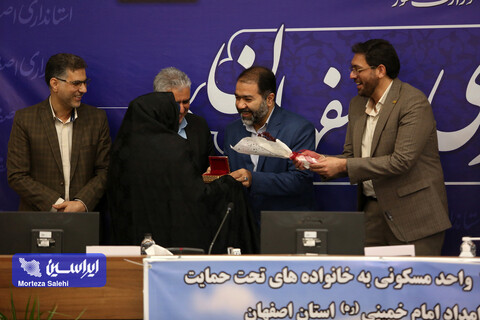 مراسم اهدا و واگذاری واحدهای مسکونی به خانواده‌های نیازمند