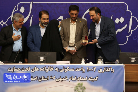 مراسم اهدا و واگذاری واحدهای مسکونی به خانواده‌های نیازمند